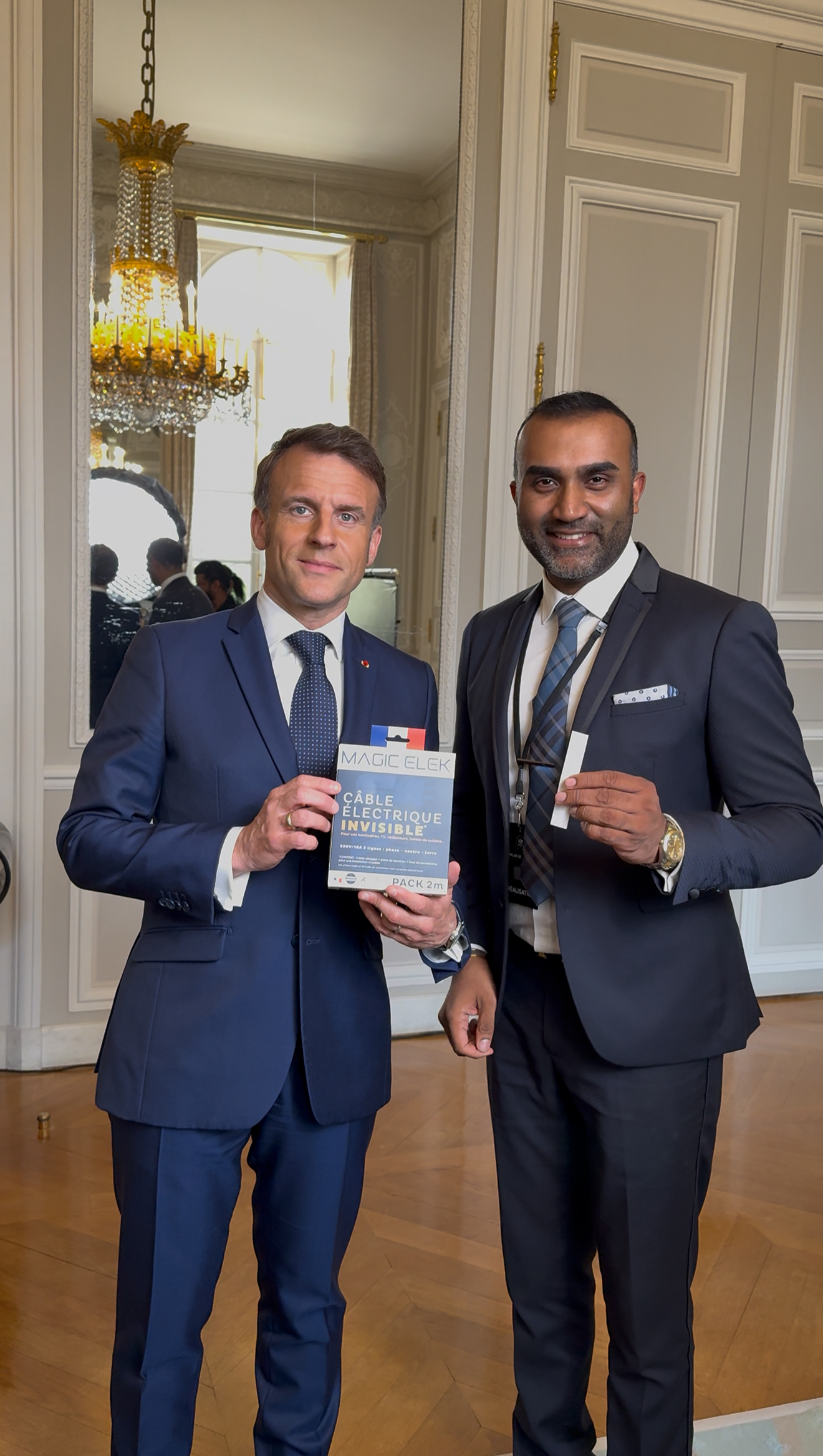 M. Suthan, fondateur de MAGIC ELEK, présentant le câble électrique invisible au président Macron à l'Élysée
